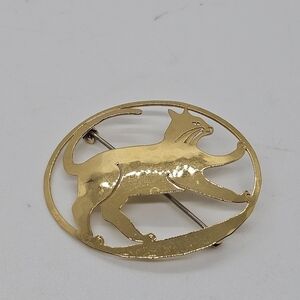 Wild Bryde oval cat brooch gold tone
